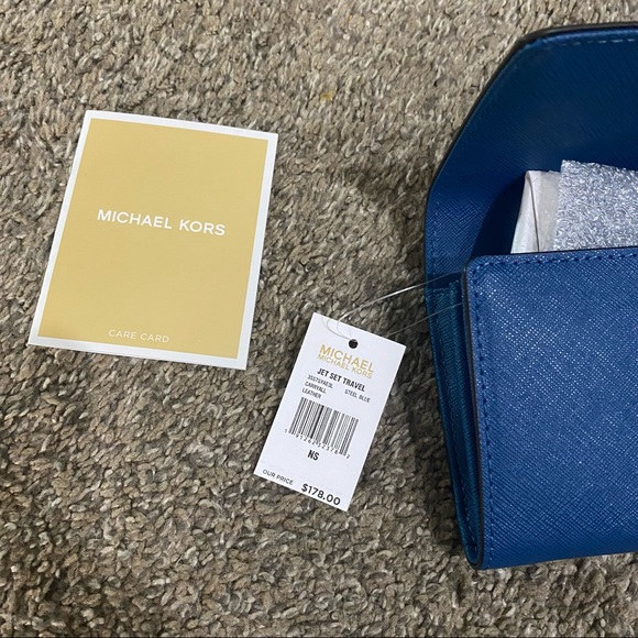 Michael Kors Carryall Leather Wallet - Picture 4 of 9